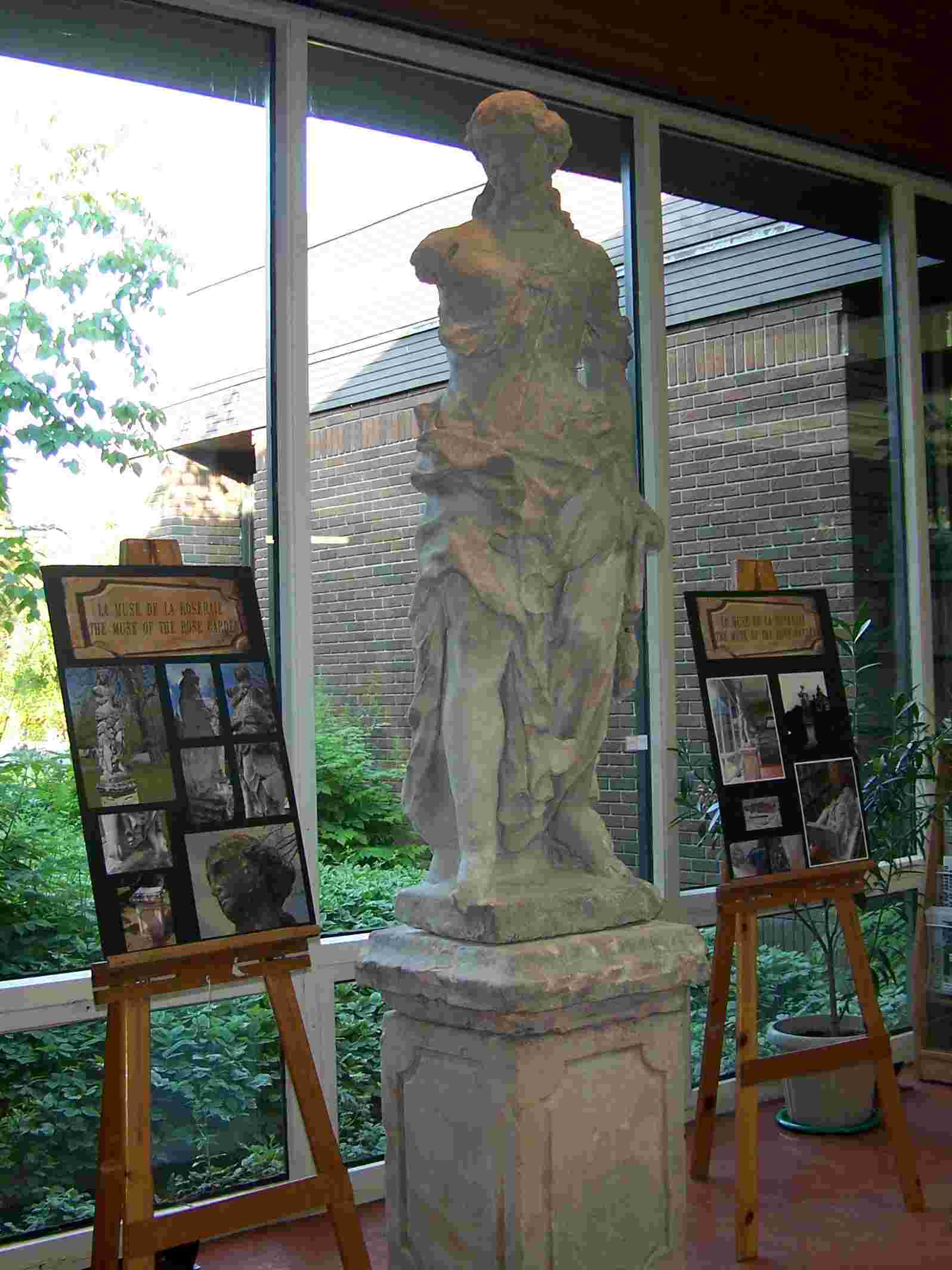 Photo 2009 StatueDrummondBiblioLibrary 2009PFG